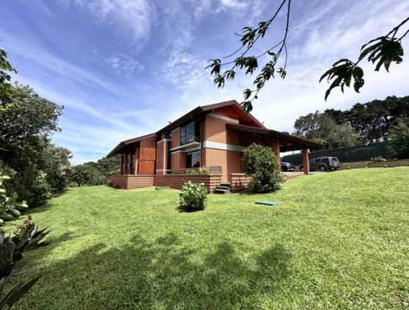 Se vende casa con amplio lote Ángeles Heredia en San Rafael (Cantón)
