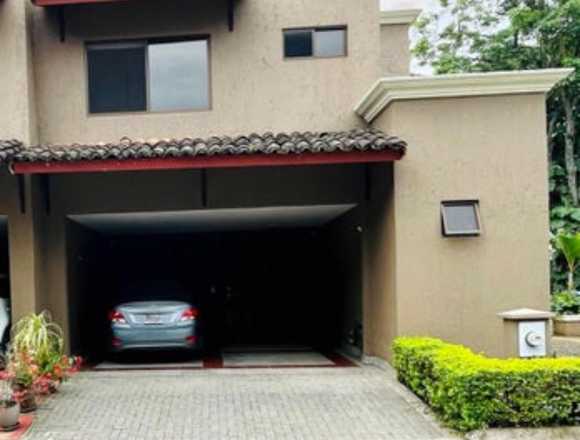 Se vende casa en condominio de Santa Ana 25-39 en Santa Ana (Cantón)