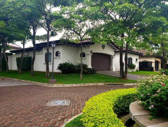 Se vende casa en condominio de Santa Ana 25-167 en Santa Ana (Cantón)