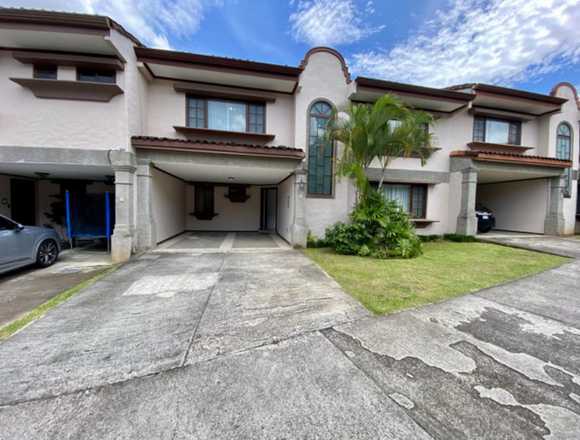 Se vende casa en condominio de Escazú 25-228 en Escazú (Cantón)