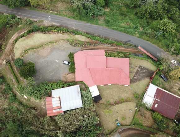 Se vende casa con lote de 2,483m2 San José 25-526