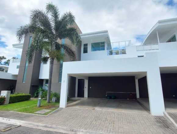 Se alquila lujosa casa en condominio Santa Ana en Santa Ana (Cantón)