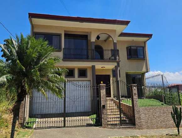 Se vende casa con jardín Ayarco Curridabat 25-668