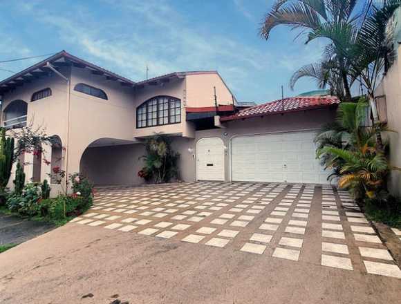 Se vende amplia casa con piscina Freses Curridabat