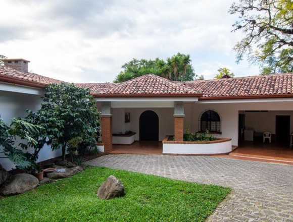 Se vende casa con amplio lote San Rafael Escazú en Escazú (Cantón)