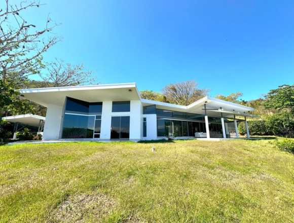 Se vende casa con piscina en hacienda Paraíso en Santa Ana (Cantón)