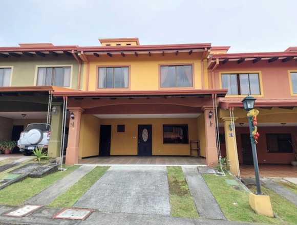 Se vende casa con patio en condominio de San José