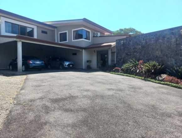 Se alquila casa con amplio lote en Lagos de coyol en Alajuela (Cantón)