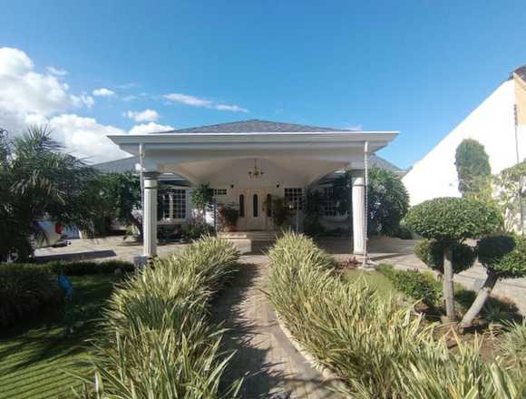 Se vende casa con lote de 1,186m2 Escazú 25-1481