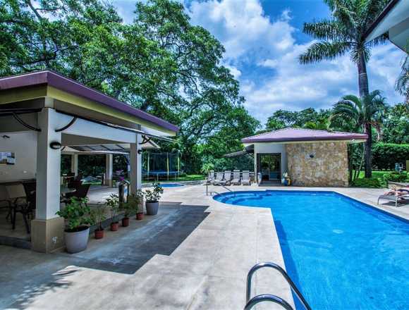 Se alquila apartamento en condominio de Santa Ana en Santa Ana (Cantón)