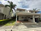 Se alquila casa con patio en condominio Escazú