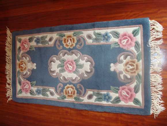 Alfombra de pie de cama de lana azul con dibujo en Donostia/San Sebastián (Municipio)