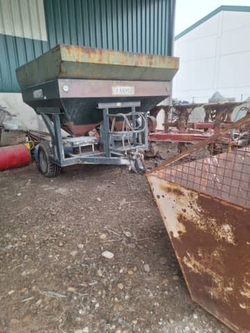 Se vende abonadora arrastrada de 4000kg marca Anfer. en Pamplona/Iruña (Municipio)