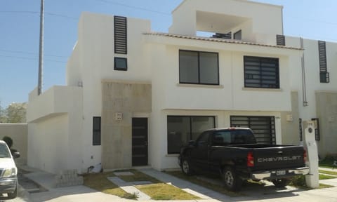 HERMOSA CASA EN ESQUINA bien distribuida ubicada CIELO RESIDENCIAL