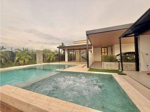 Casa en condominio en venta en Alfaguara