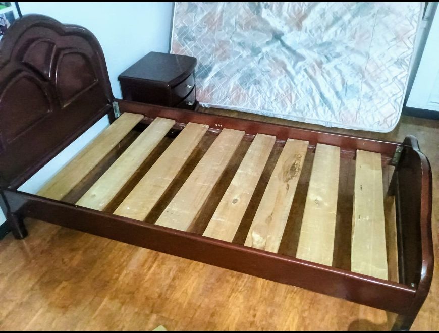 Vendo dos camas 1,90 X 1,00 en madera y su mesa. en Bogotá, D.C. (Municipio)
