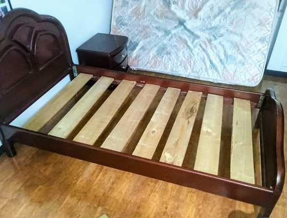 Vendo dos camas 1,90 X 1,00 en madera y su mesa. en Bogotá, D.C. (Municipio)