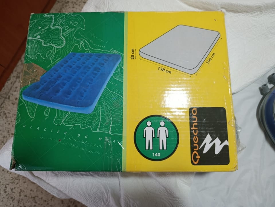 Colchón hinchable de la marca Quechua + bombin en Málaga (Municipio)