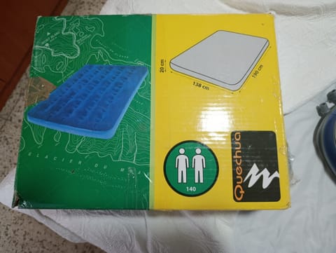 Colchón hinchable de la marca Quechua + bombin en Málaga (Municipio)