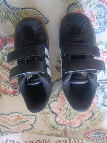 Zapatillas deportivas Adidas para niño en color negro en Málaga (Municipio)