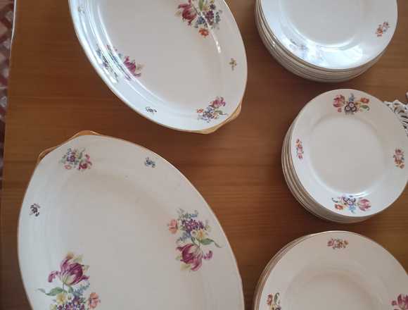 Vajilla de porcelana con bandejas en Cervelló (Municipio)