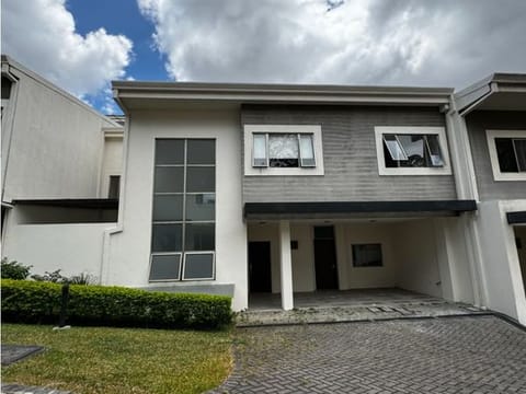Alquiler de casa en Curridabat, Pinares, Condominio El Poró