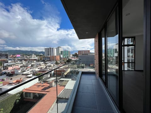Apartamento en venta Zona 10 Guatemala – IQ10 moderno con balcón y ame en Ciudad de Guatemala (Municipio)
