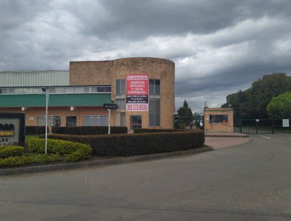 LOCAL COMERCIAL Y AMPLIAS OFICINAS