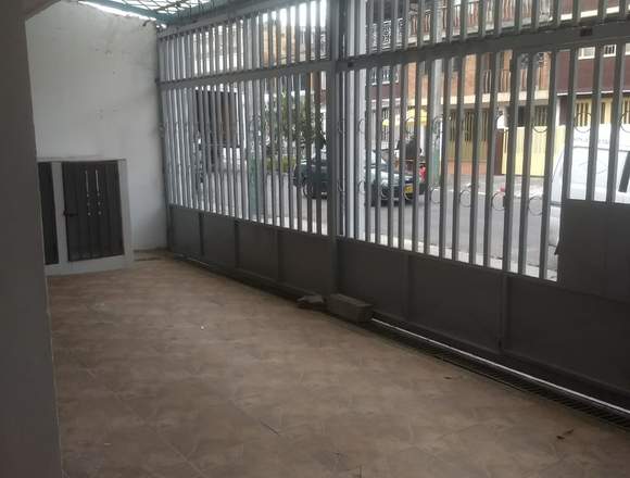 SE ARRIENDA CASA DE 3 PLANTAS PARA NEGOCIO