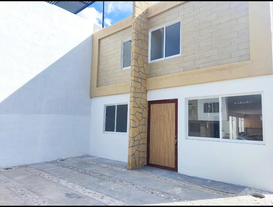CASA 2 PLANTAS EN VENTA CON ESPACIOS AMPLIOS