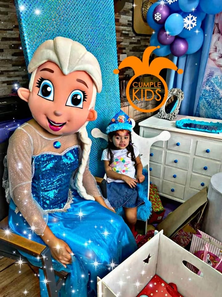 **ARRIENDO DE DISFRAZ TIPO CORPÓREO DE ELSA DE FROZEN**