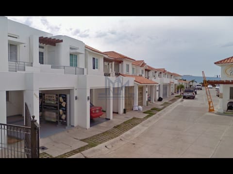 CASA EN AV DEL CARDENAL 4887