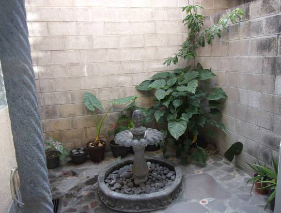 Preciosa casa de dos plantas con finos acabados