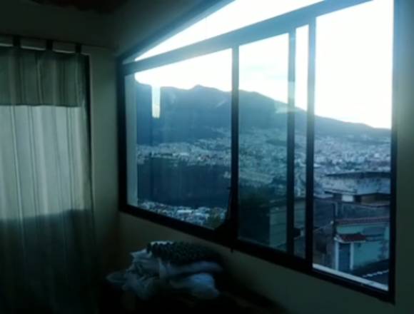 Casa con departamentos de dos pisos en Quito (Cantón)