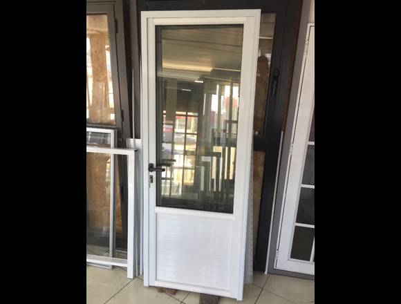 PUERTAS DE ALUMINIO Y VIDRIO EN VARIOS MODELOS en Montevideo (Localidad)