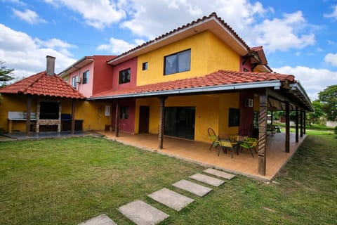 CASA EN VENTA – CONDOMINIO LA CASONA CARRETERA A COTOCA