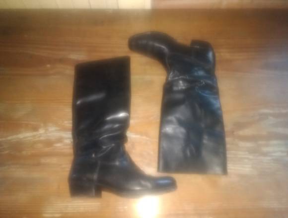 Botas negras para malambo en Caseros (Localidad)