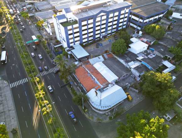 Amplio local comercial sobre Bulevar de Los Héroes