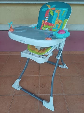 Silla de comer marca Carestino