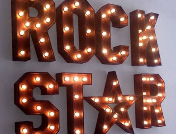 Letreros antiguos (vintage) con bombillos en Bogotá, D.C. (Municipio)