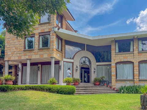 CASA AMPLIA CON JARDIN GRANDE EN VENTA | EXCELENTE UBICACION en Valle de Bravo (Municipio)