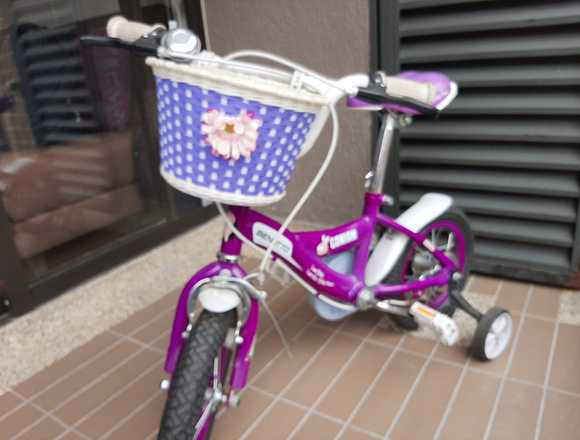 Bicicleta y casco para niña en Bogotá, D.C. (Municipio)