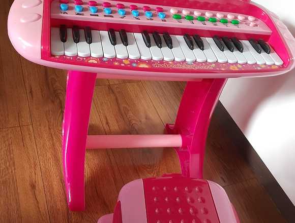 Piano más silla para niña en Bogotá, D.C. (Municipio)