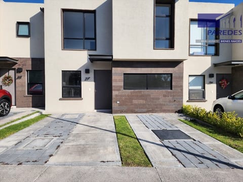 QC102 Casa en venta 4 recámaras Fracc. Zakia El Marques Qro.