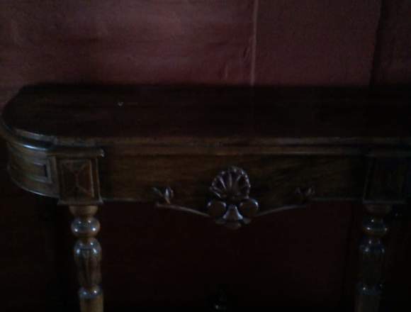 Consola antigua de madera