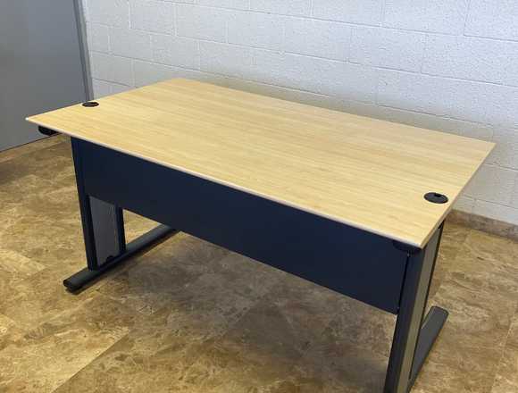 Mesa de oficina con 2 pasacables. en Ripollet (Municipio)