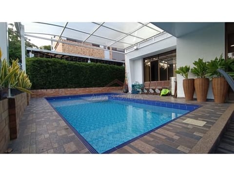 Venta Casa con Piscina en Conjunto de Calambeo – Ibagué