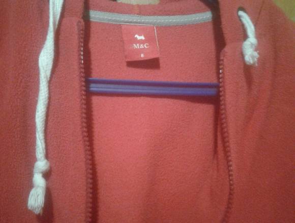 Campera polar con capucha color roja- Marca M y C en Valentín Alsina (Localidad)
