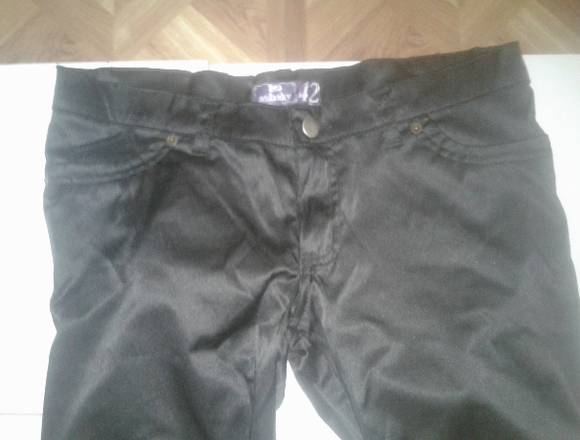 Vendo Pantalón Negro tiro alto/ super comodo- en Valentín Alsina (Localidad)