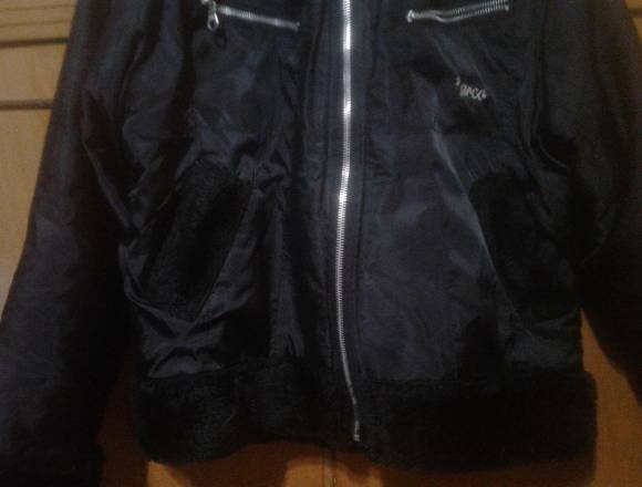 Campera con piel color negra-unisex